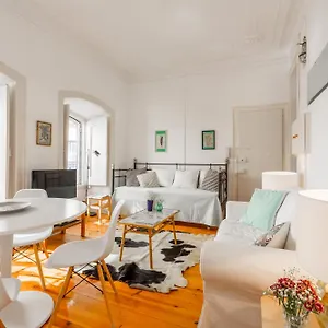 spacious-bright-and-sunny-apartment-free-pick-up-by-timecooler.hotels-lisbon-portugal.com/