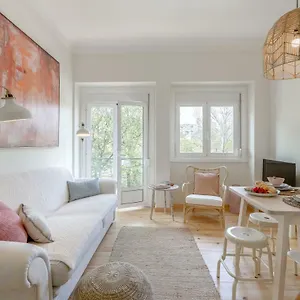 sunny-bright-and-quiet-apartment-free-pick-up-by-timecooler.hotels-lisbon-portugal.com/